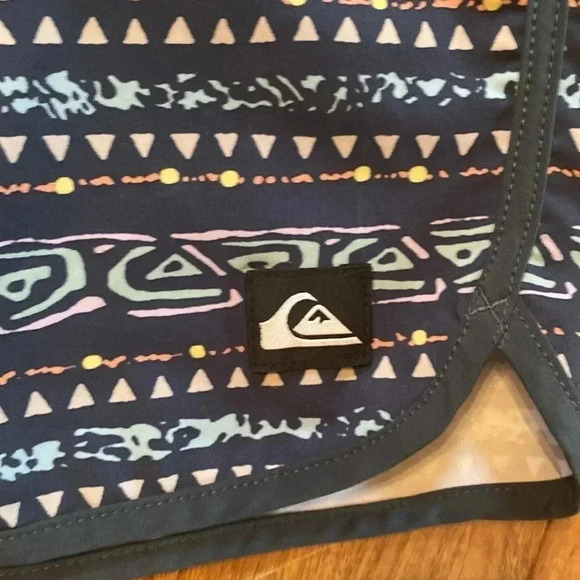 Quicksilver men’s surf silk size 32 - blue with tribal pattern - Picture 3 of 8